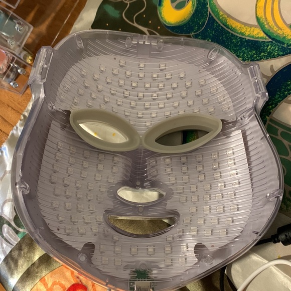 Rejuven LED Mask - Picture 2 of 6